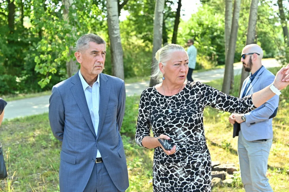 Andrej Babiš se starostkou Cehnic Helenou Sosnovou.