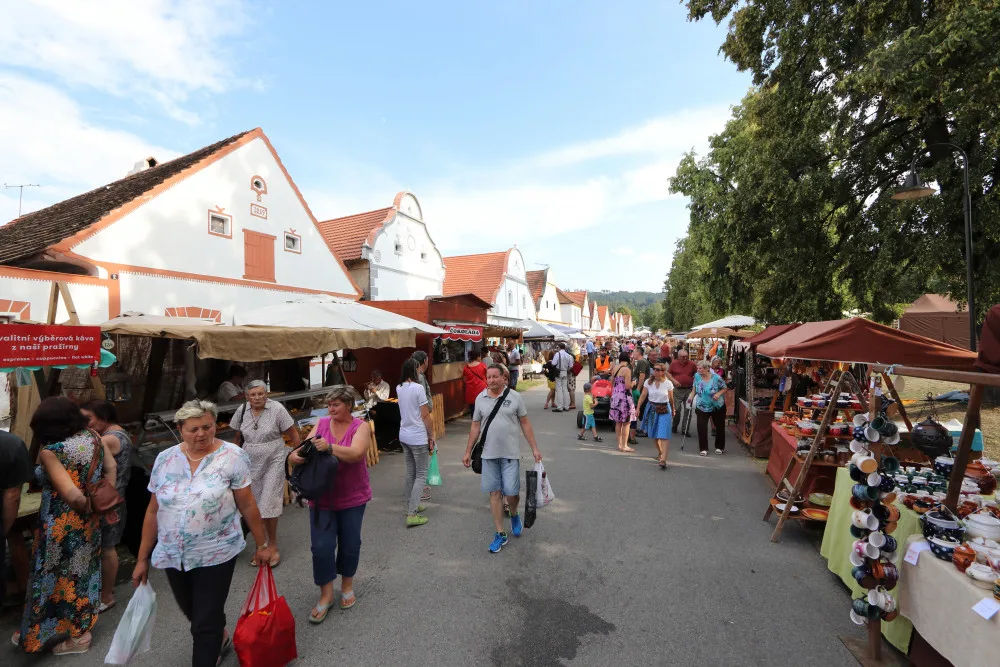 Tradiční Selské slavnosti v Holašovicích každý rok přilákají tisíce návštěvníků a není se čemu divit