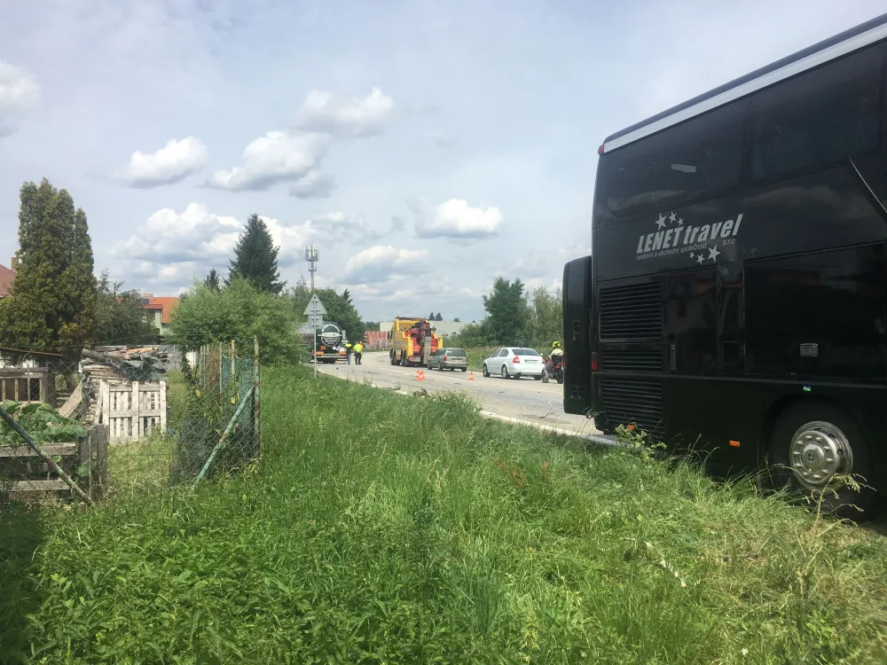 Krátce před polednem havaroval v Litvínovicích u Normy autobus s náklaďákem.