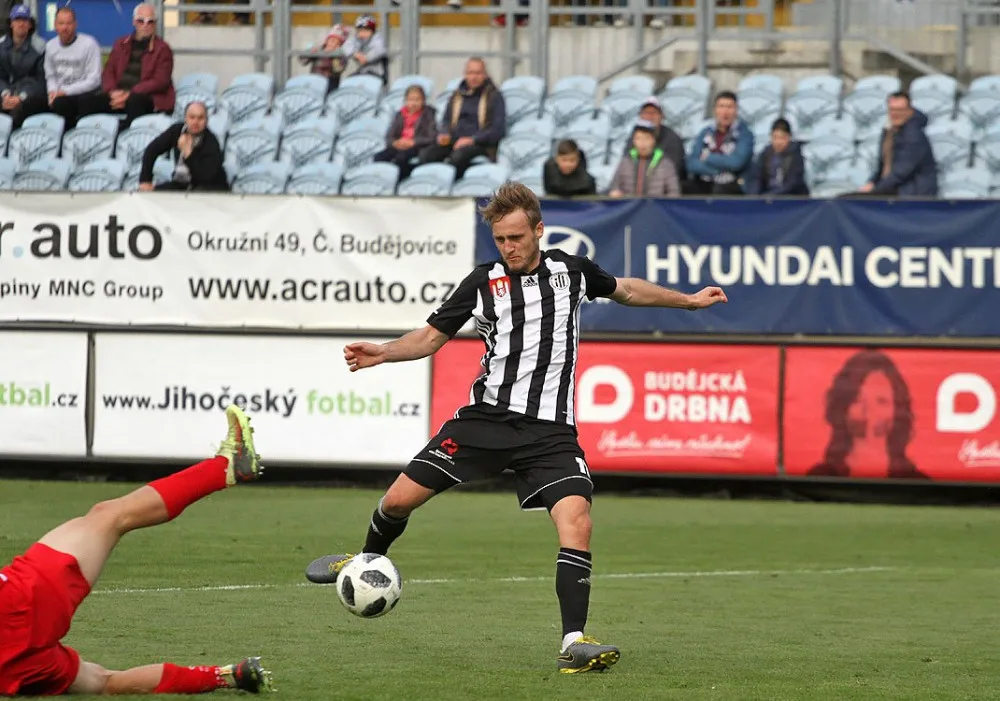 V letenském klubu začínal, strávil zde celé své fotbalové mládí. Patrik Čavoš však nyní už tři a půl roku obléká černobílý dres Dynama a v pondělním šlágru bude chtít svůj mateřský celek porazit.