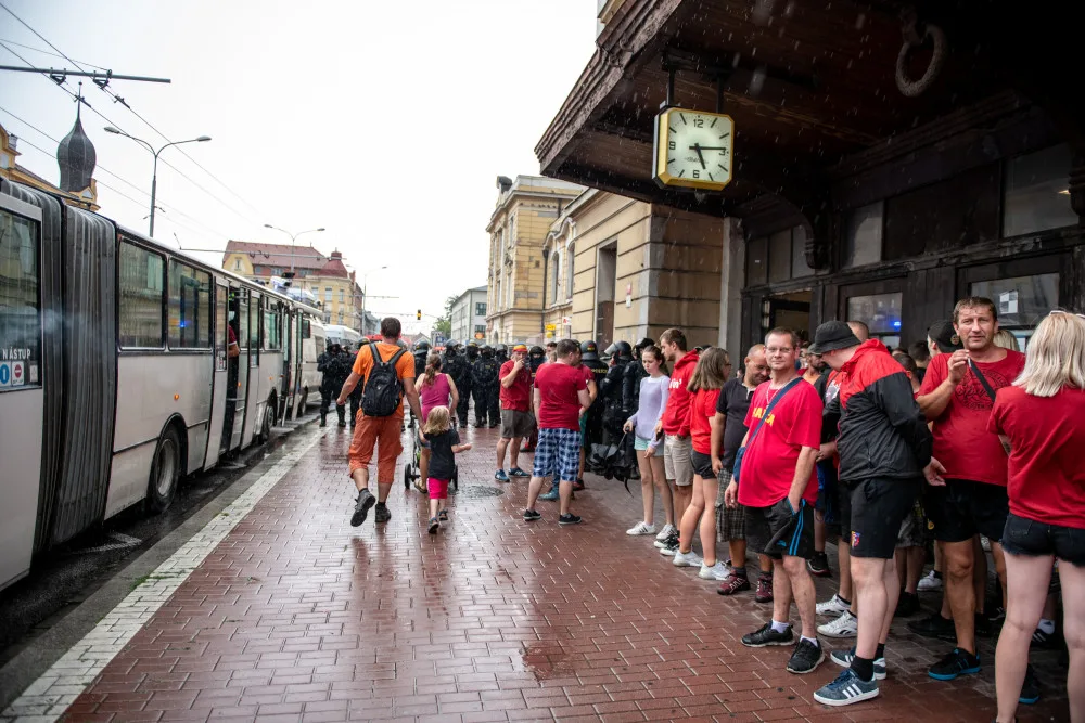 Sparťanští fanoušci dorazili do Budějc. Příjezd se obešel bez komplikací