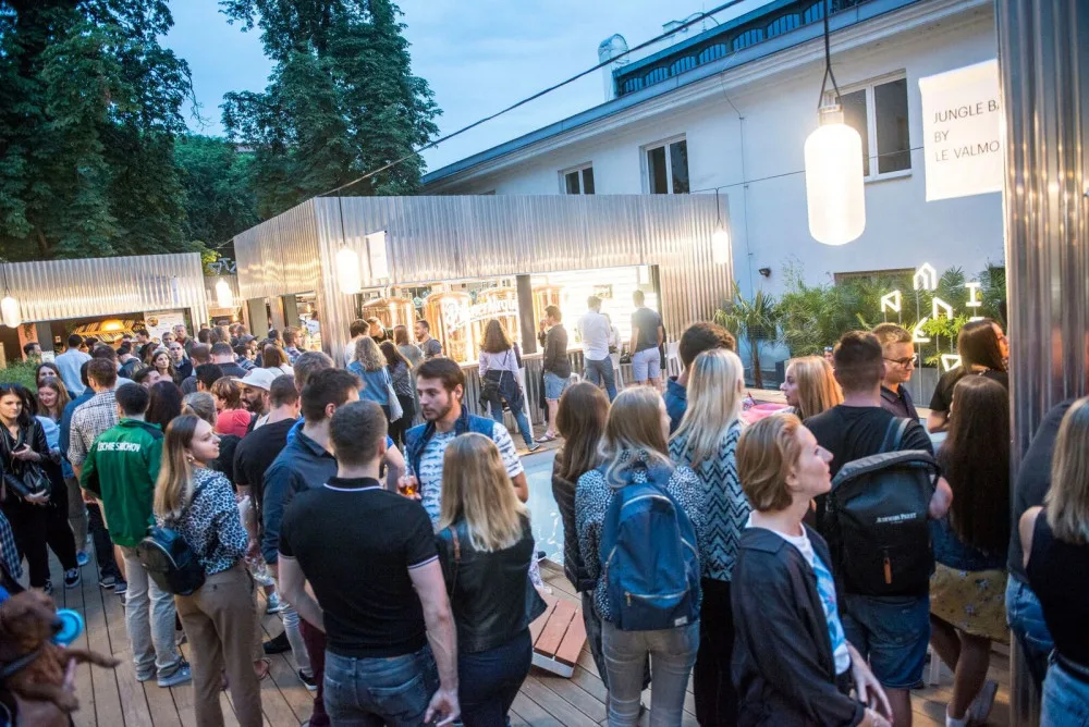 FOTO: Vyrazte na večeři nebo za kulturou bez peněženky. Manifesto má druhou pobočku, kde zaplatíte jen kartou