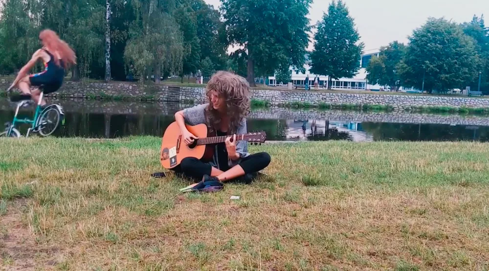 Lidé topící se v řece. Video paroduje jednu z největších obav budějčáků