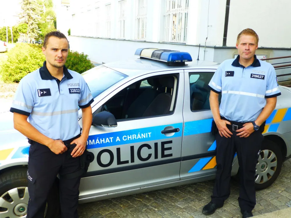 Muž se chtěl zabít skokem pod vlak, policisté mu sebevraždu rozmluvili