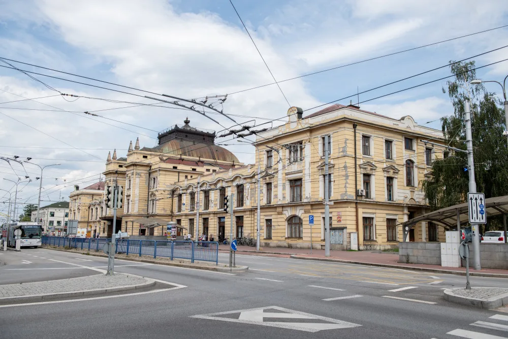 Rekonstrukci už si budova vlakového nádraží opravdu zaslouží.