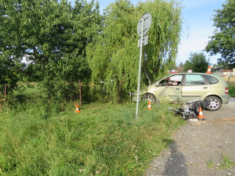 Vážná nehoda osobáku s motorkářem si vyžádala těžké zranění. Škoda je přes sto tisíc