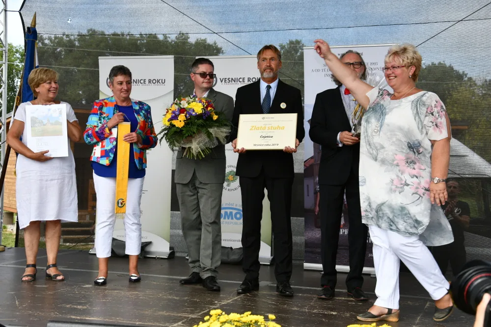 Hejtmanka Stráská dekorovala Zlatou stuhou Čejetice, vítěze jihočeského kola Vesnice roku 2019