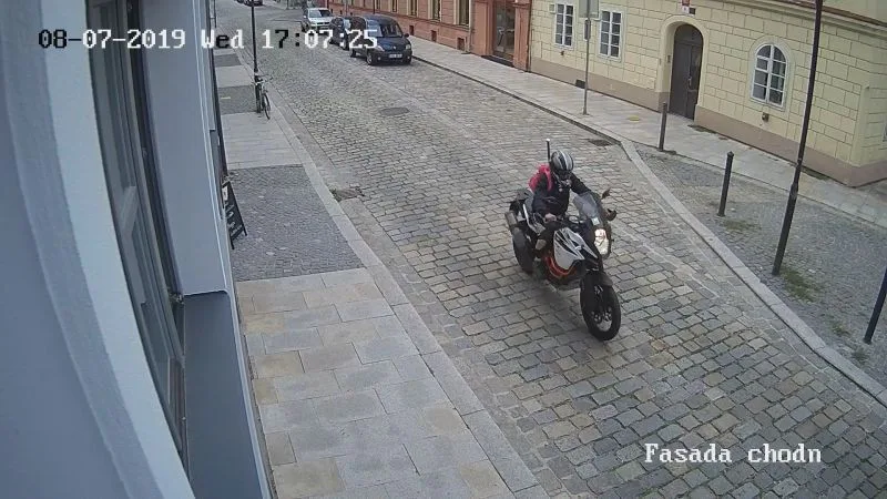 Během tří minut zmizela motorka za 300 tisíc. Po zloději z centra Budějc pátrá policie