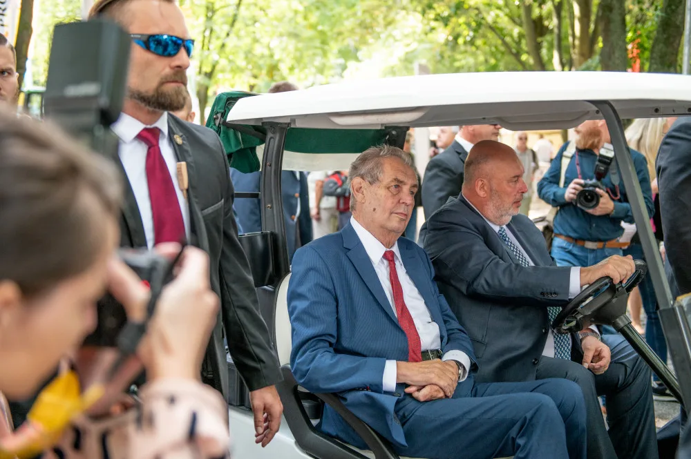 Miloše Zeman se vozil v golfovém vozíku. Řízení se ujal Miroslav Toman.