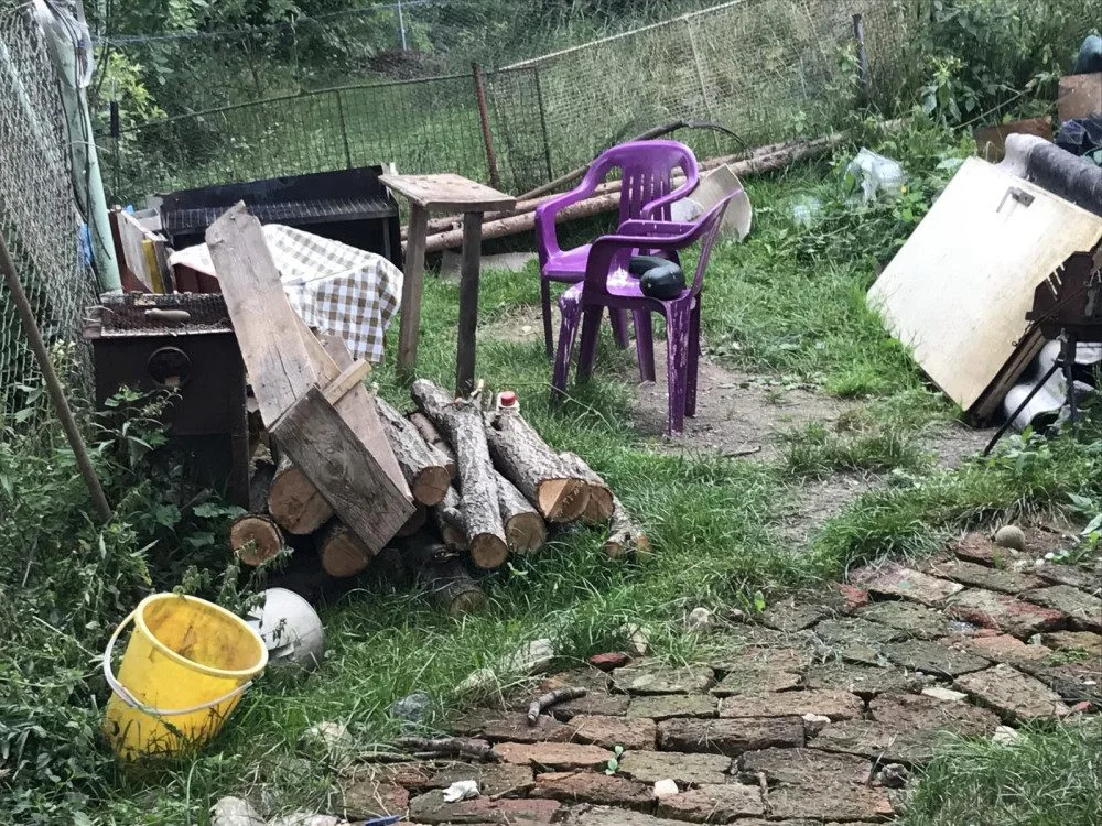 Dvaadvacetiletý muž v hádce ubodal kamaráda, jeho tělo ukryl na zahradě a zaházel odpadky