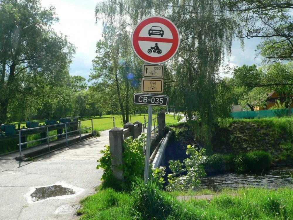 Za necelé dva miliony opraví město lávku přes Mlýnskou stoku v Javorové ulici.
