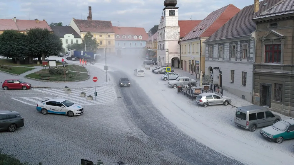 Vápencový prach v centru Volyně způsobil lidem škody, firma je zaplatí