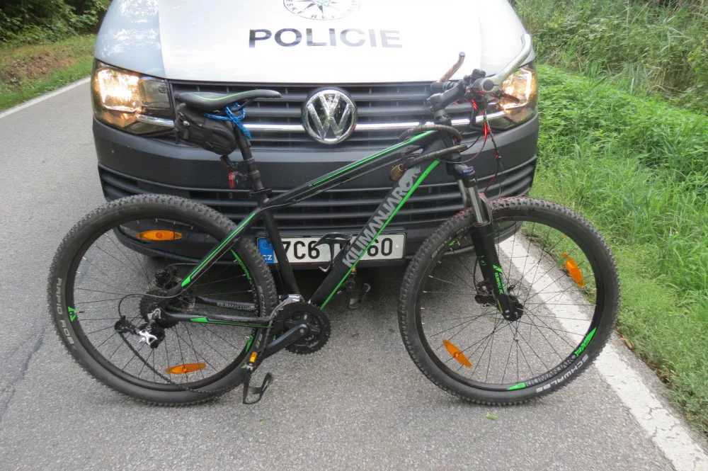 Silnicím včera vládli podnapilí cyklisté, jeden přehlédl popelářský vůz a narazil do něj