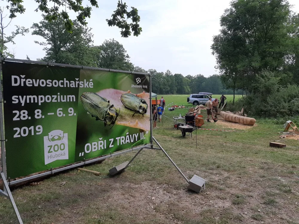 I v letošním roce probíhá před areálem Jihočeské zoologické zahrady v Hluboké nad Vltavou druhý ročník dřevosochařského sympozia pod názvem „Obři z trávy''.