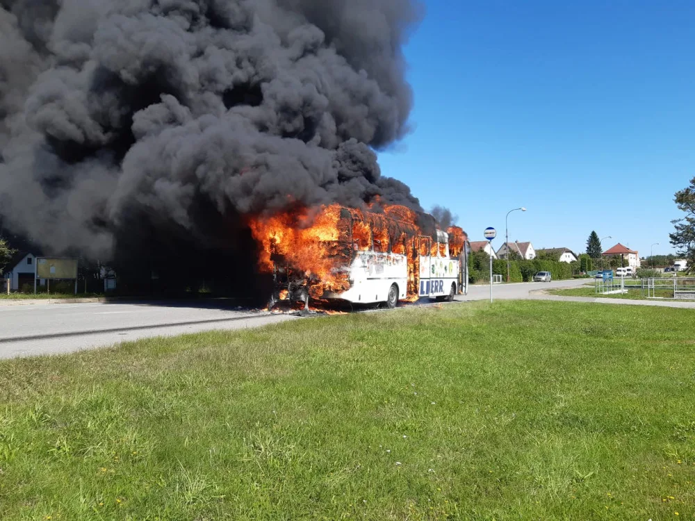 Na Táborsku shořel autobus na zemní plyn, cestovalo v něm dvacet lidí