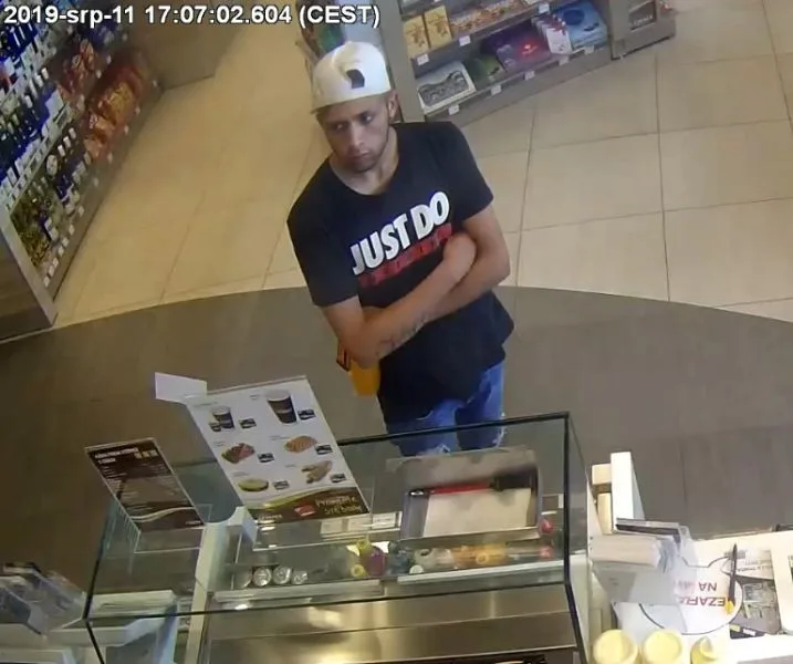 Mladík se pokusil zaplatit zboží kradenou kreditkou, hledají ho policisté