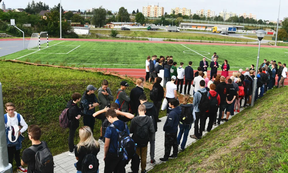 Budějcká automobilní a technická škola má nový sportovní areál. Na výstavbu přispěl kraj
