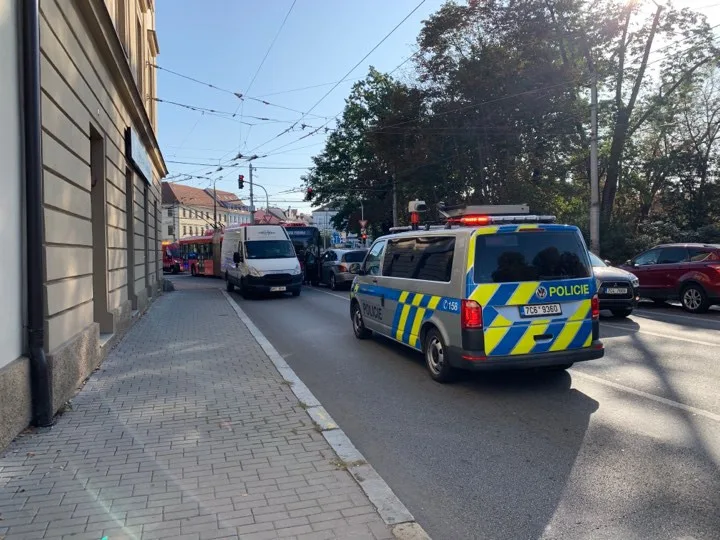 K nehodě trolejbusu a dvou osobních auto došlo dnes po osmé hodině ráno.