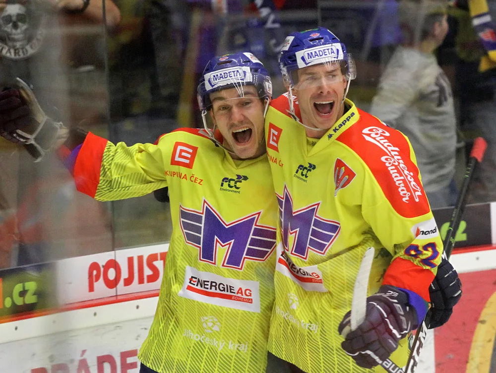 Jiří Šimánek (vpravo) připravil pro Zdeňka Doležala gólové zakončení