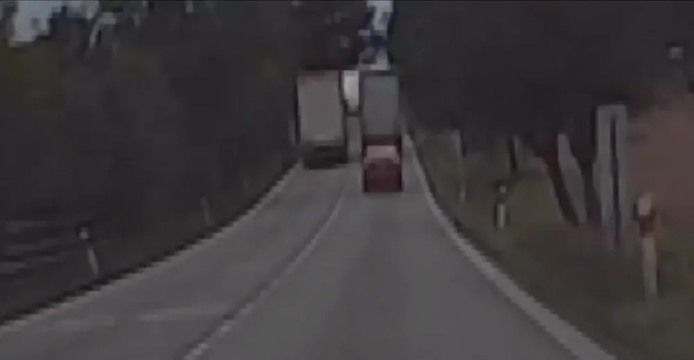 Řidič kamionu předjížděl u Vodňan další kamion. Incident řeší policie