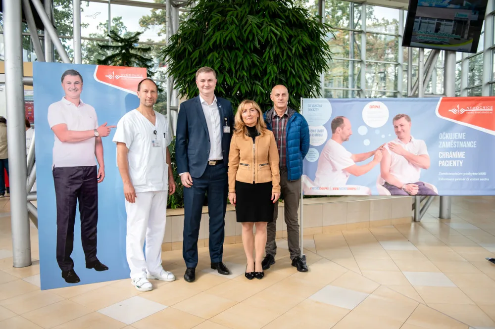 Na fotografii: Aleš Chrdle z infekčního oddělení, Michal Šnorek, předseda představenstva Nemocnice České Budějovice, Kvetoslava Kotrbová, ředitelka KHS Jihočeského kraje a Petr Studenovský, vedoucí Odboru zdravotnictví Jihočeského kraje.