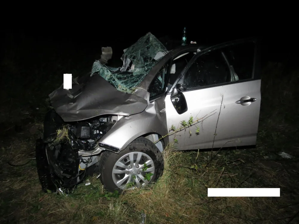 Řidič osobáku nedal přednost náklaďáku, dva lidé se těžce zranili