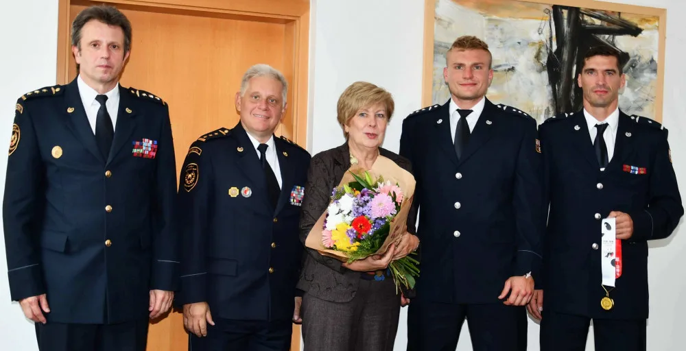 Hejtmanka poslala nejtvrdší hasiče světa za odměnu do lázní. V čínském horku a vlhku museli v plné polní vyběhnout budovu s 53 patry
