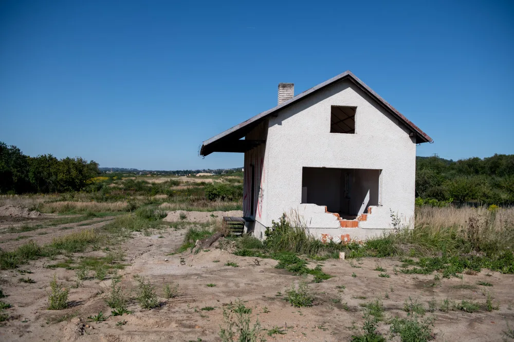 Domy na Srubci, které čeká kvůli stavbě dálnice demolice, někdo popsal nápisem "hnus".