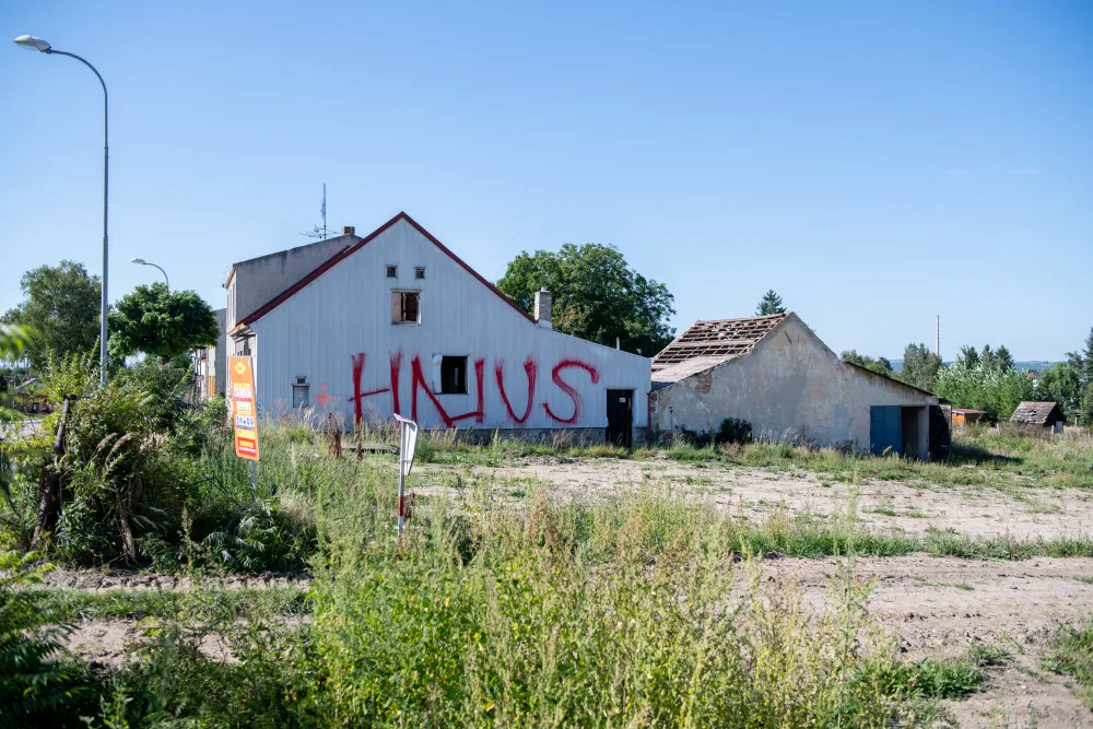 Domy na Srubci, které čeká kvůli stavbě dálnice demolice, někdo popsal nápisem "hnus".