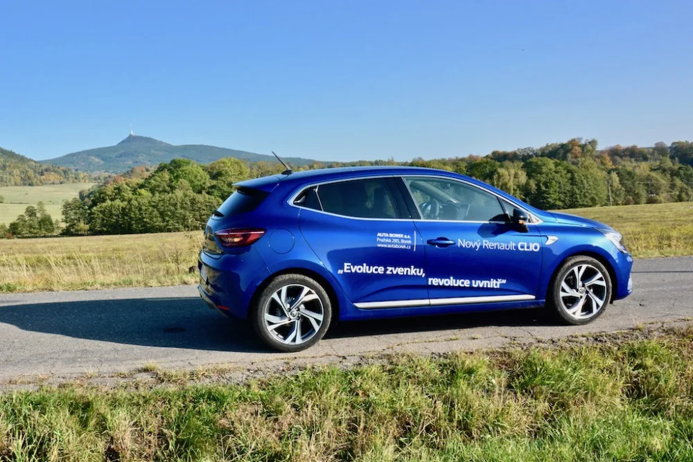 Kompaktní i svižné. Pátá generace Renaultu Clio osloví i sportovně naladěné zájemce.