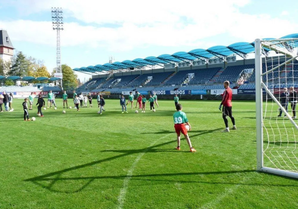 Děti ze čtyř dětských domovů navštívily Střelecký ostrov. Na vlastní oči viděly trénink fotbalistů Dynama.