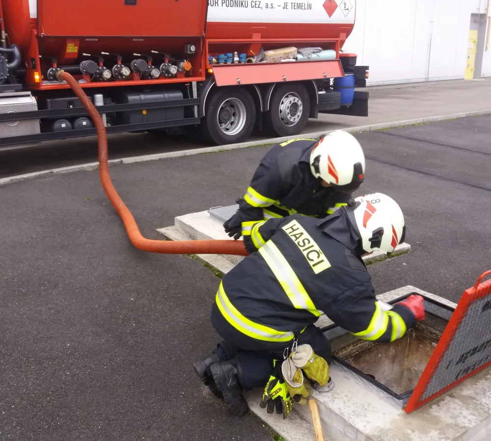 Hasiči si vyzkoušeli tankování nafty netradičně z nádrže jednoho z dieselgeneratoru