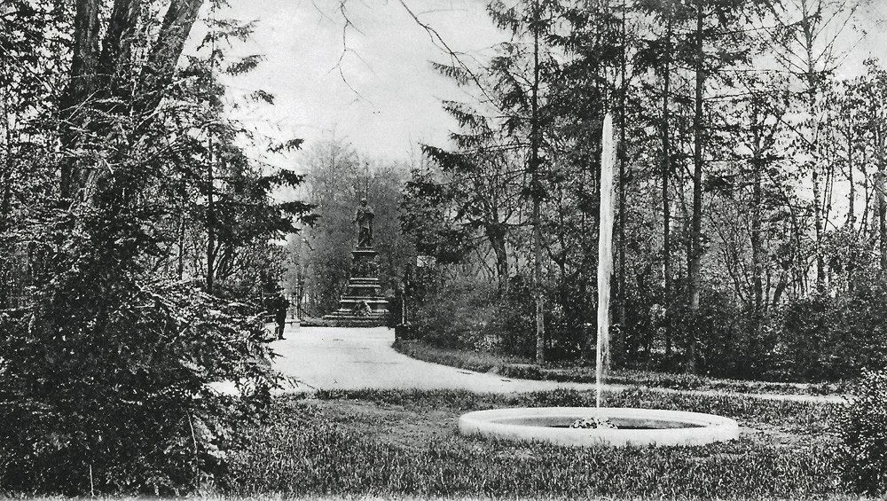 Pomník Adalberta Lanny na sadech v místech mezi Kanovnickou a Lannovkou.po roce 1900.