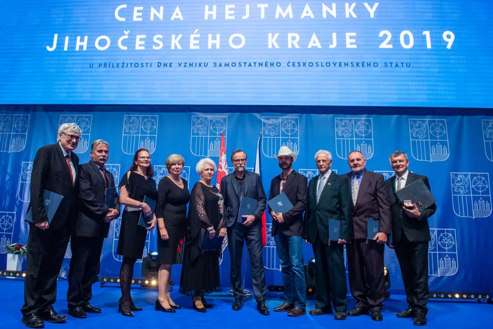 Na snímku zleva: Jiří Kuthan, Vladimír Caldr, Olga Shonová, hejtmanka Ivana Stráská, Eva Dvořáková, Karel Roden, Tomáš Neškodný, Ivo Vicena, František Záhora a Johann Hofbauer.