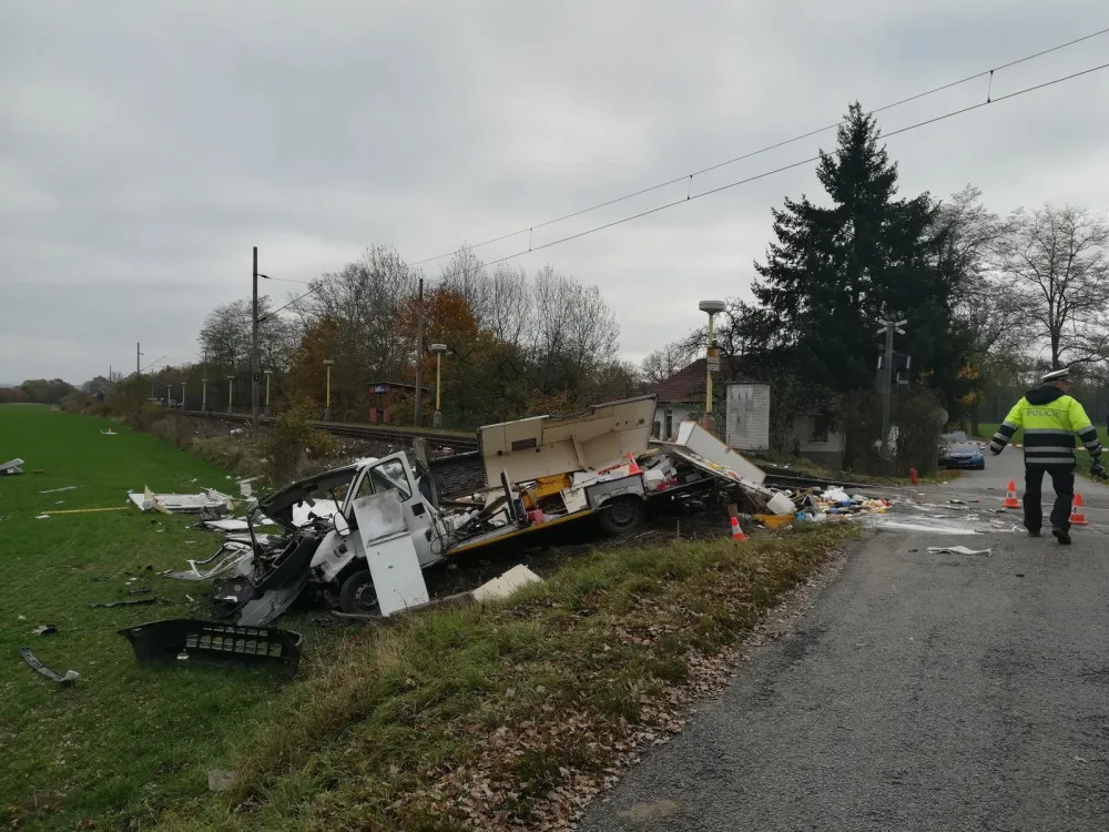 Dodávka se na Strakonicku srazila s rychlíkem, řidič auta je těžce zraněn