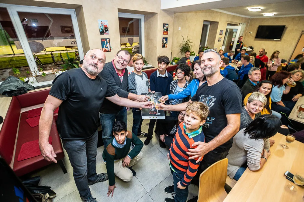 V Plané pokřtili charitativní kalendář hasiček a fotbalistů