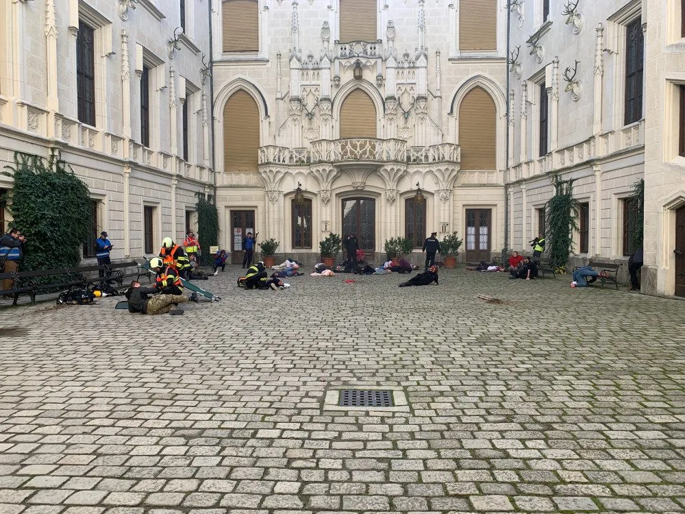 Výbuch, křik a desítky zraněných. Cvičení na Hluboké simulovalo zásah u exploze