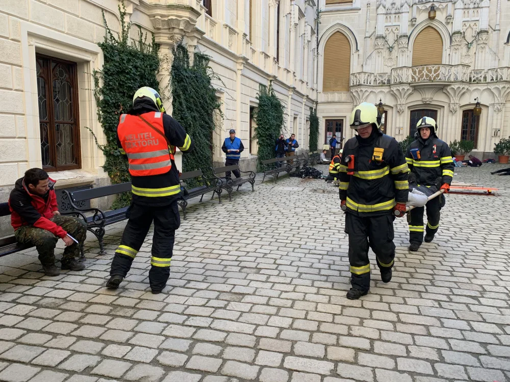 Výbuch, křik a desítky zraněných. Cvičení na Hluboké simulovalo zásah u exploze