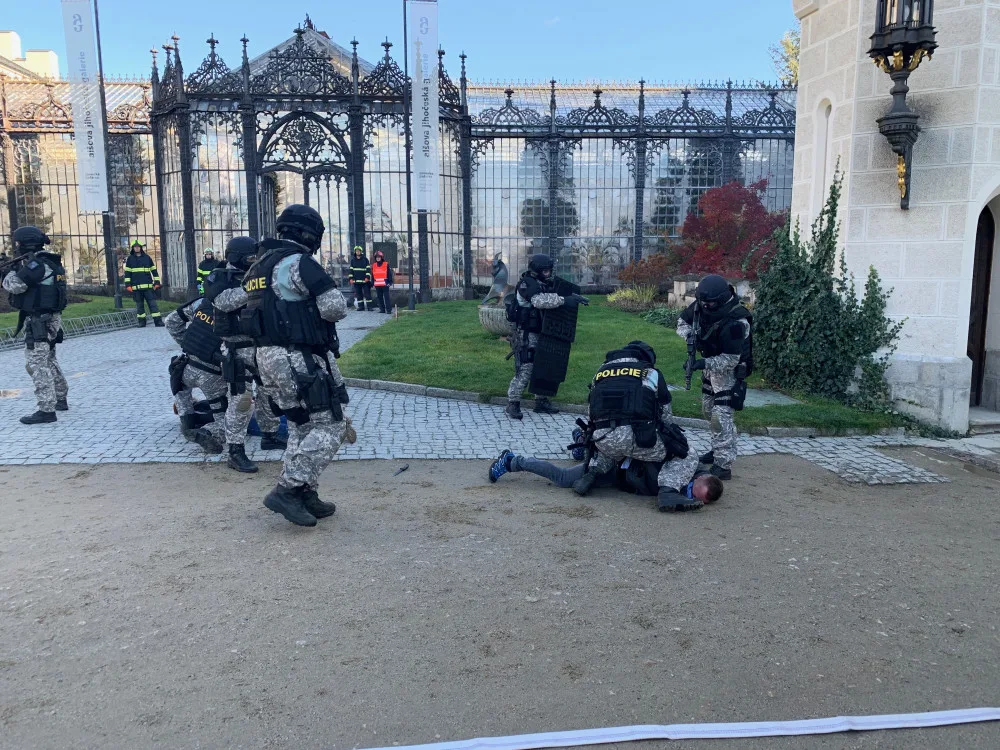 Výbuch, křik a desítky zraněných. Cvičení na Hluboké simulovalo zásah u exploze