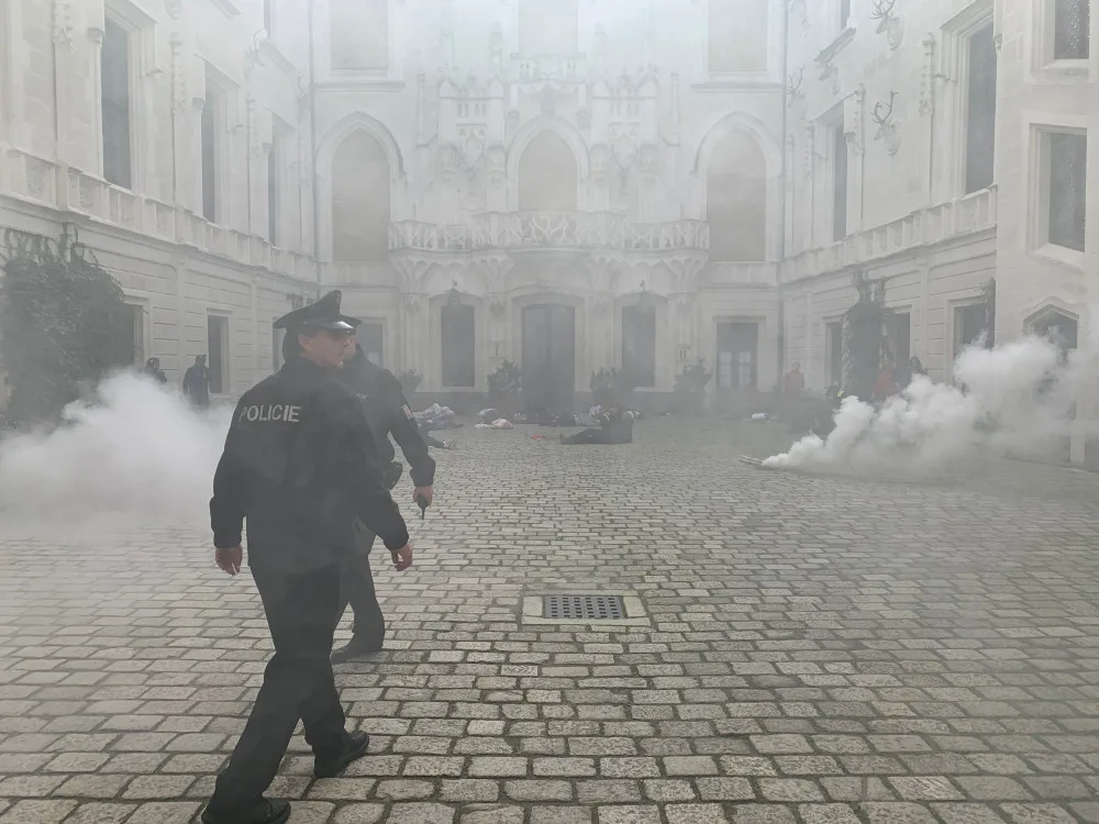 Výbuch, křik a desítky zraněných. Cvičení na Hluboké simulovalo zásah u exploze