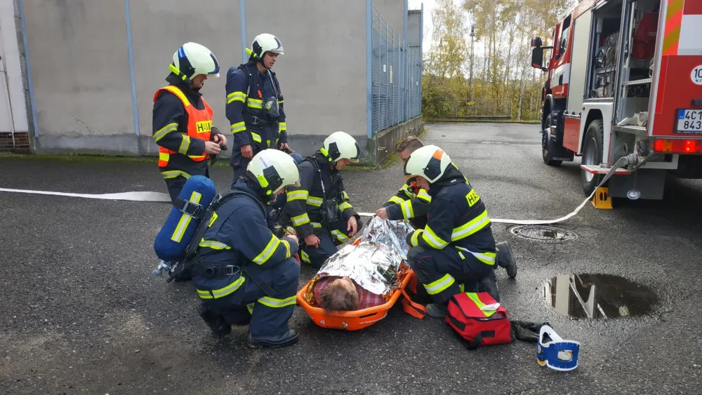 Písečtí hasiči za sebou mají dvě taktická cvičení, v jednom případě spadl člověk do sila