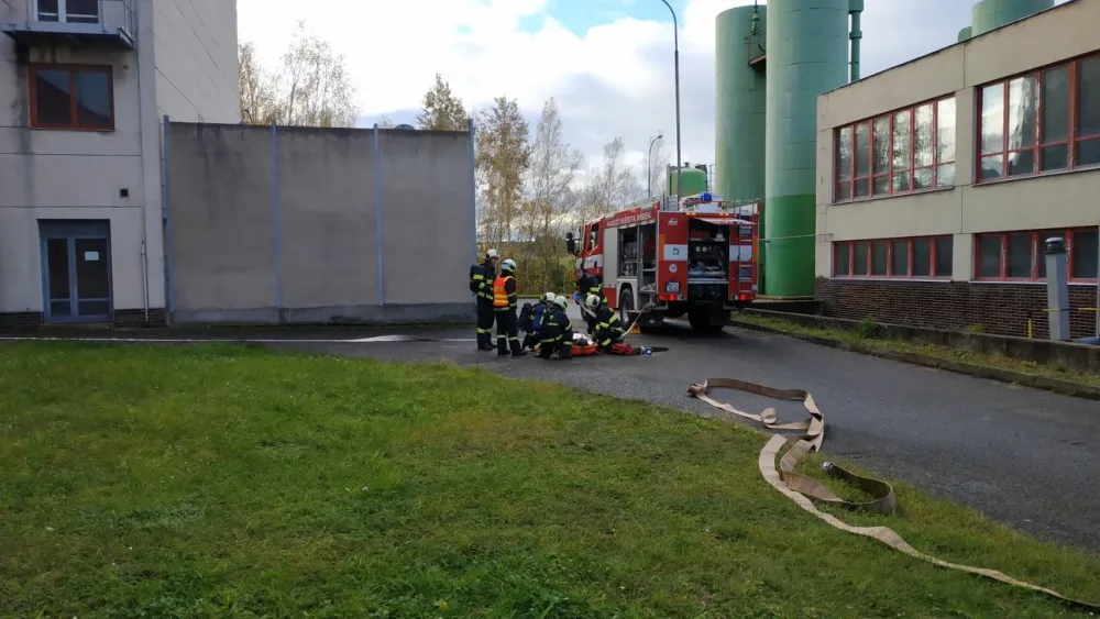 Písečtí hasiči za sebou mají dvě taktická cvičení, v jednom případě spadl člověk do sila