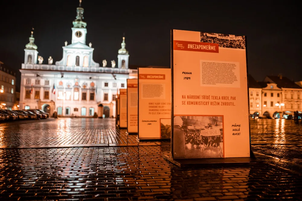 Sametová linka připomíná významné výročí roku 1989, vyrazí i po důležitých místech sametového dění