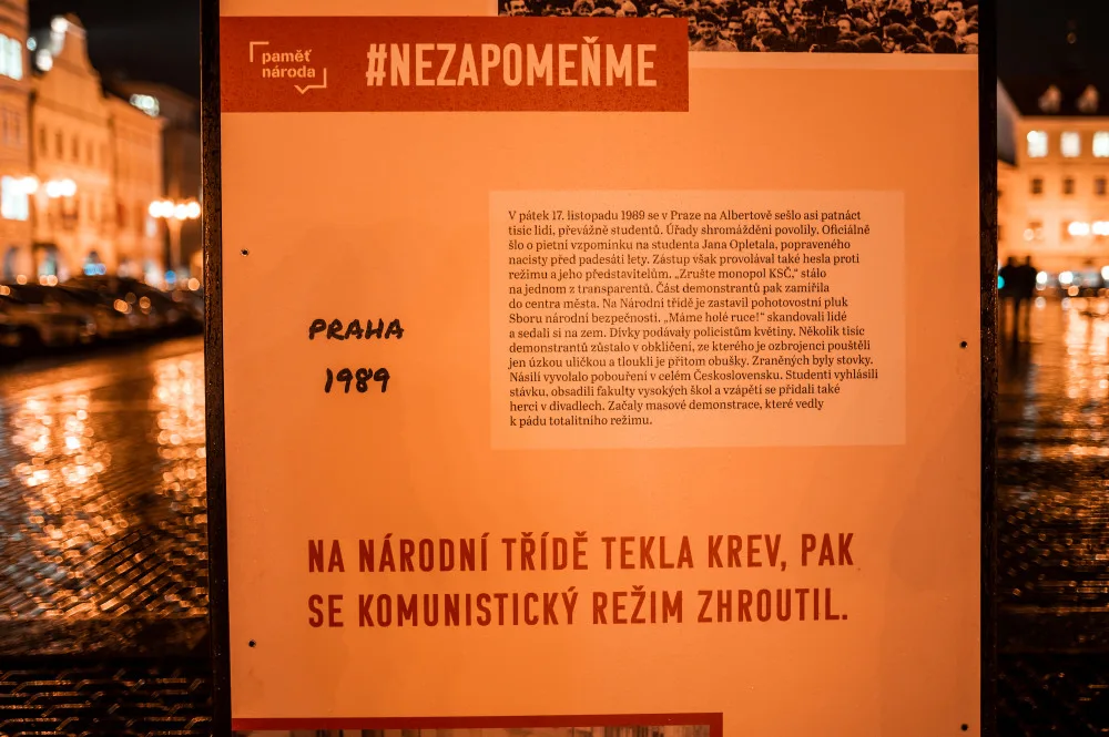 Sametová linka připomíná významné výročí roku 1989, vyrazí i po důležitých místech sametového dění