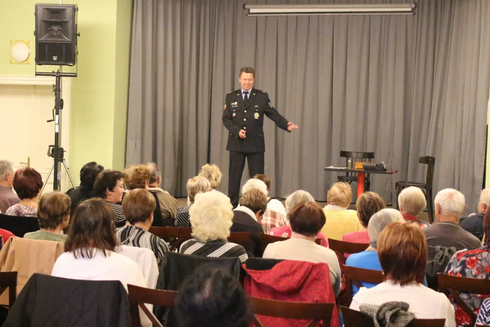 Jednotlivé scénky byly vždy doplněny odbornými komentáři přítomných policistů a strážníků.