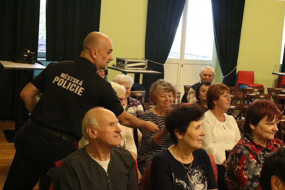 Jednotlivé scénky byly vždy doplněny odbornými komentáři přítomných policistů a strážníků.
