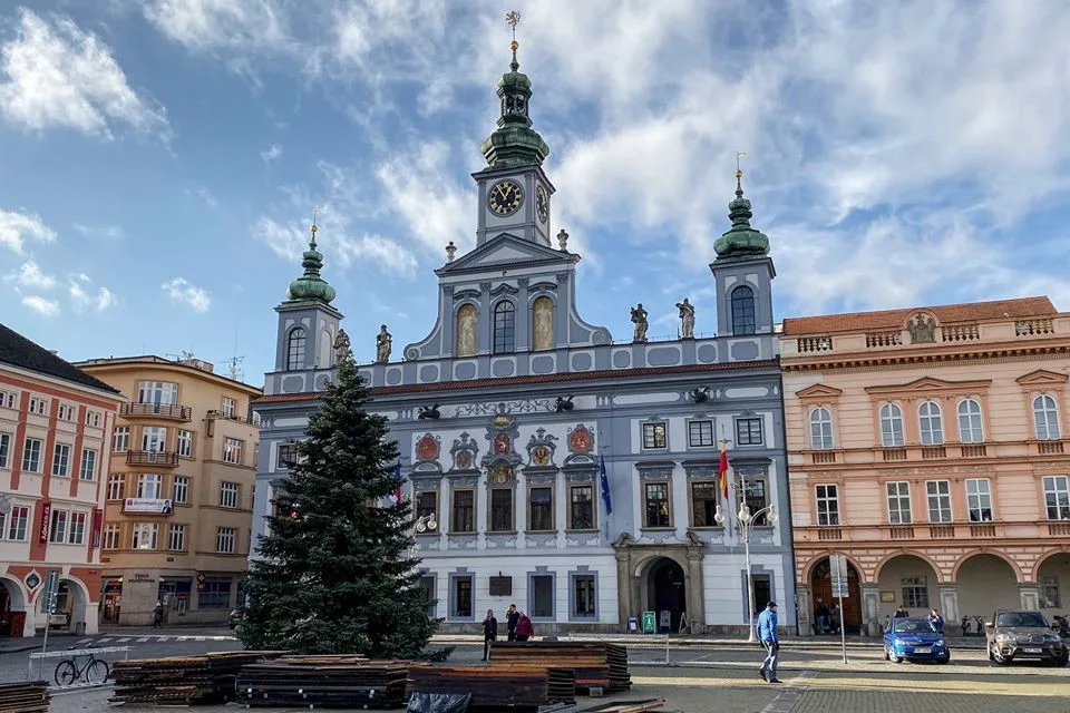 ANKETA: Budějcké náměstí už zdobí vánoční strom, rozsvítí se příští sobotu