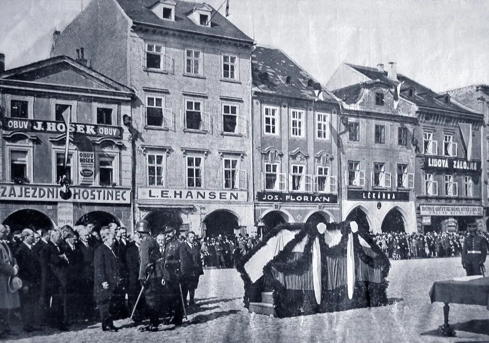 Západní strana náměstí s domy pod firmami za 1. republiky.