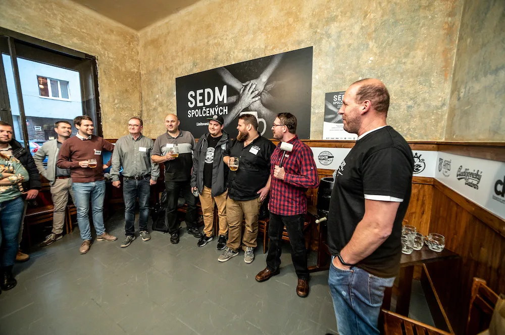 FOTO, VIDEO: Sedm sládků spojilo síly. Výsledkem je ležák z unikátního chmele