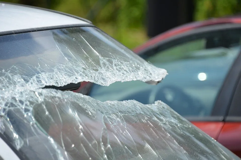 Neznámý zloděj s vloupal do několika aut v centru. Ukradl tašku na cvičení, pokladnu a mobil